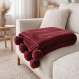 Pompon à carreaux J-Line - polyester - bordeaux - 170 x 130 cm en situation