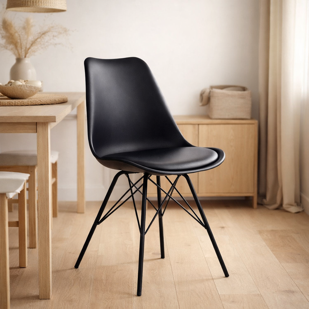 Chaise de salle à manger Oslo – Cuir PU, plastique moulé, métal, noir – Lot de 2 en situation