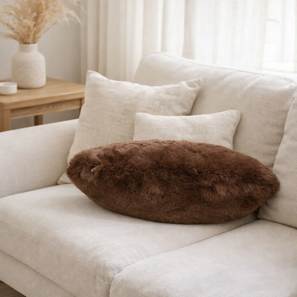 Coussin J-Line Cutie – polyester – marron en situation