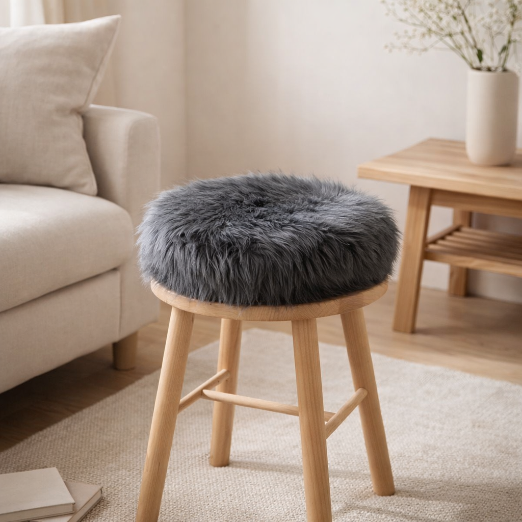 Assise en Peau d'Agneau Artificielle - Gris, Polyester, Ø35x6,5 cm en situation
