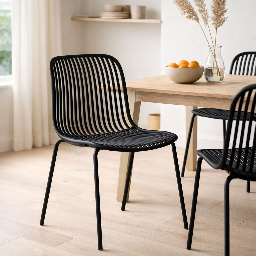 Chaise de jardin Branson - noir, empilable, 55x46.5x82 cm - Ensemble de 4 en situation