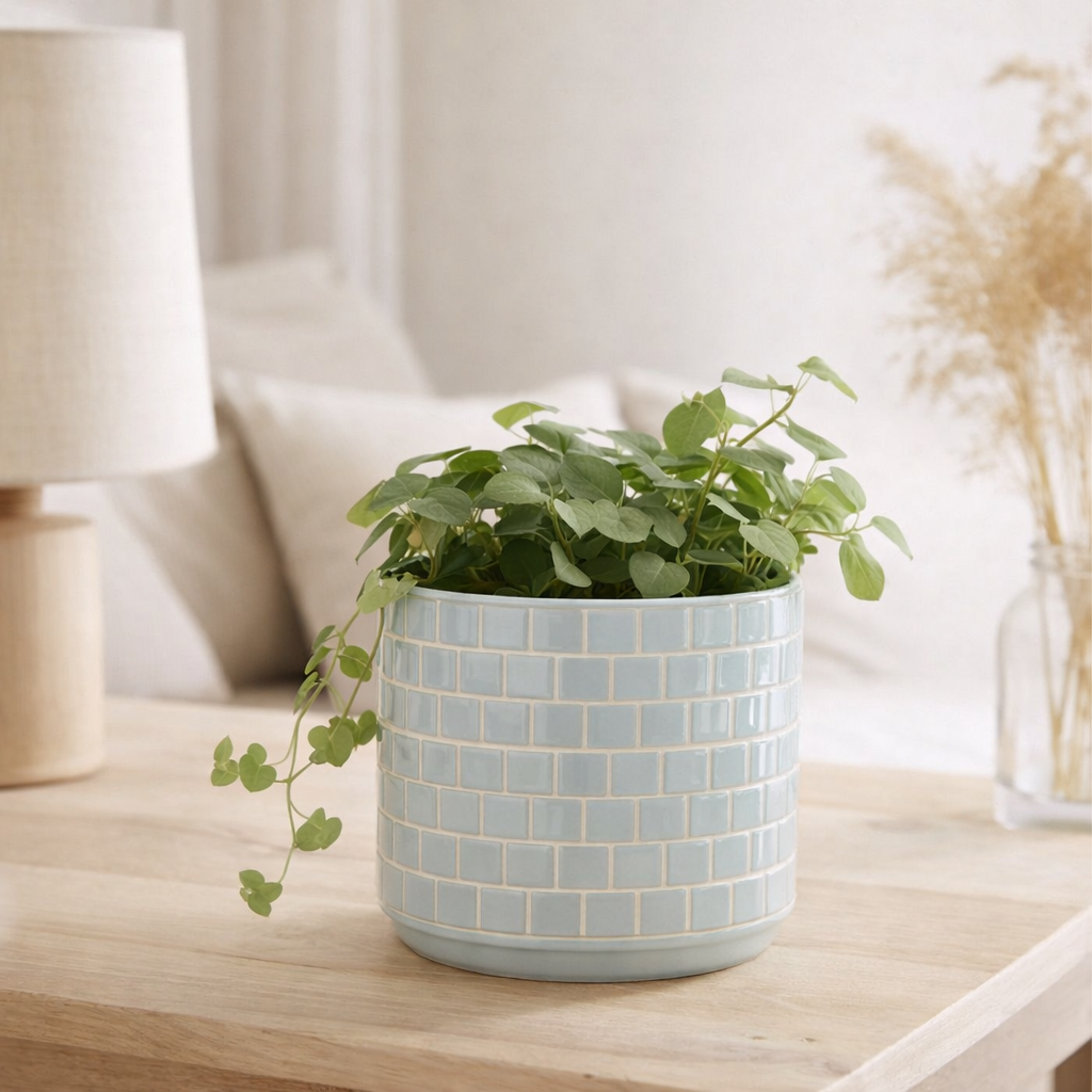 Pot de fleur J-Line Shiny - céramique - bleu - grand - Ø 17 cm en situation