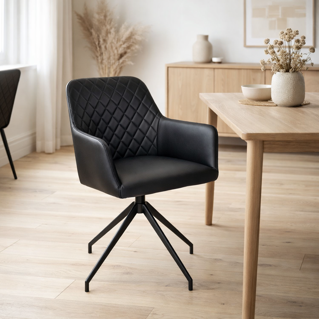 Chaise de salle à manger pivotante Harbo - Noir, cuir PU, pieds en métal noir en situation
