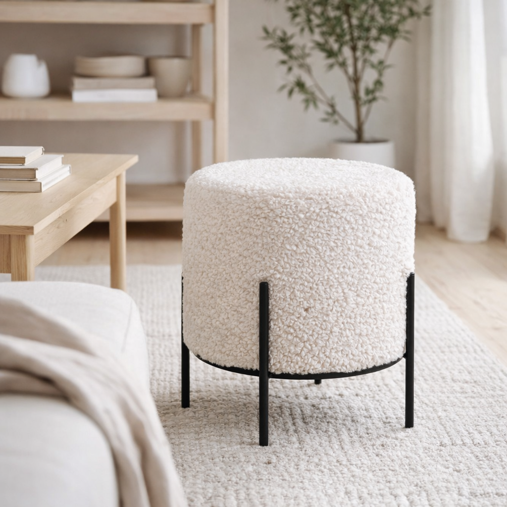 Pouf Alford - Peau d'Agneau Artificielle, Blanc - Ø35,5x37 cm en situation