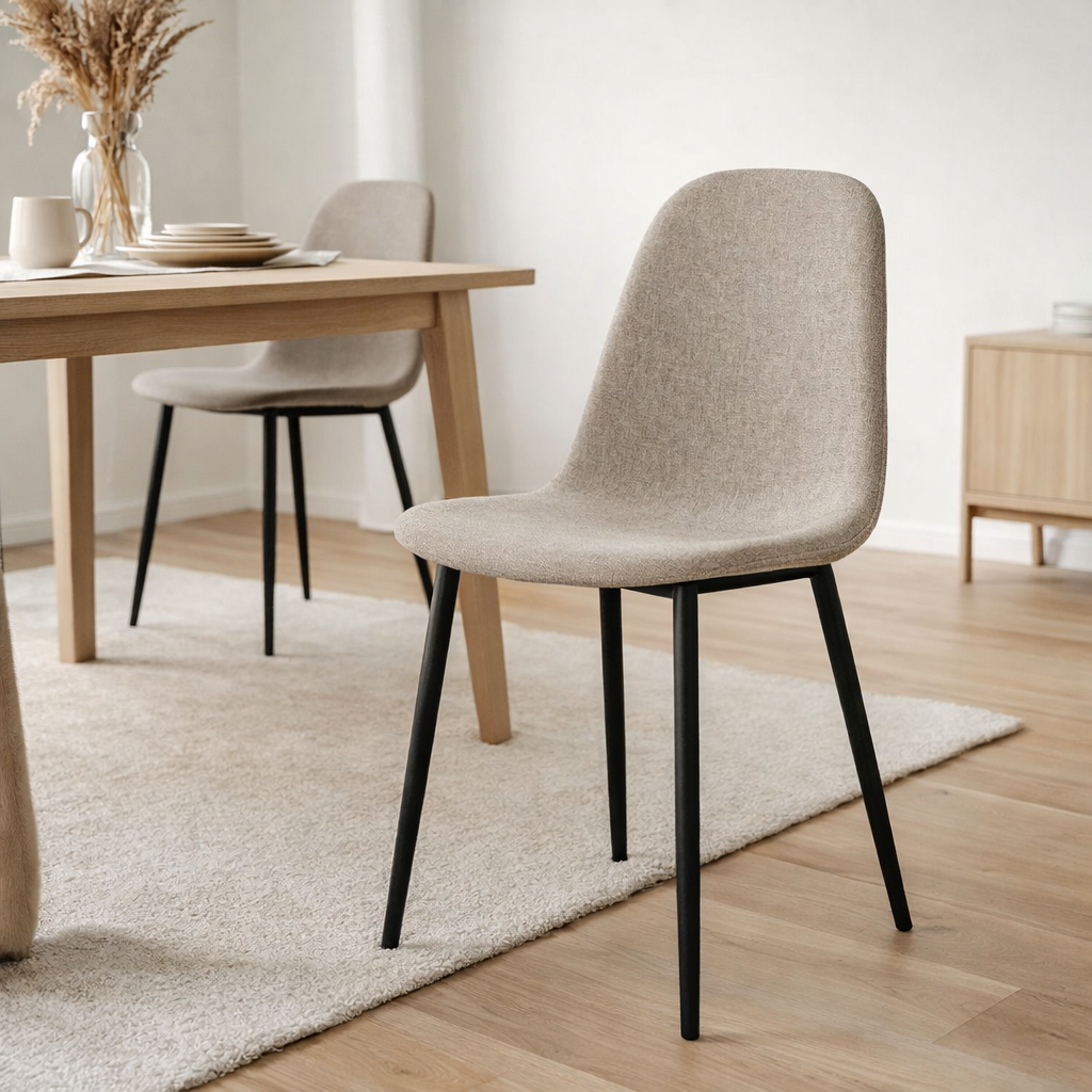 Chaise de salle à manger Stockholm – Pierre, polyester, pieds en métal noir – Lot de 2 en situation