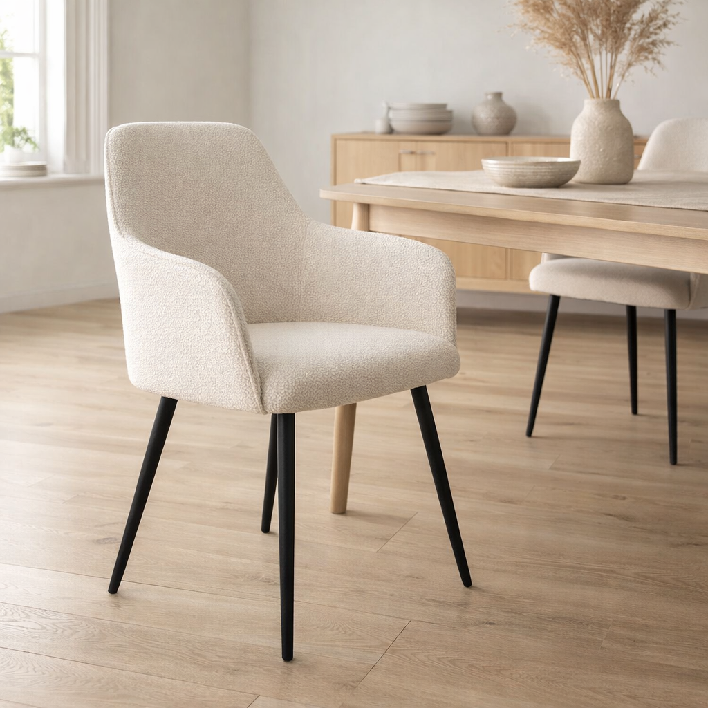 Chaise de salle à manger Harbo - Bouclé blanc, pieds noirs - Lot de 2 en situation