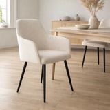 Chaise de salle à manger Harbo - Bouclé blanc, pieds noirs - Lot de 2 en situation