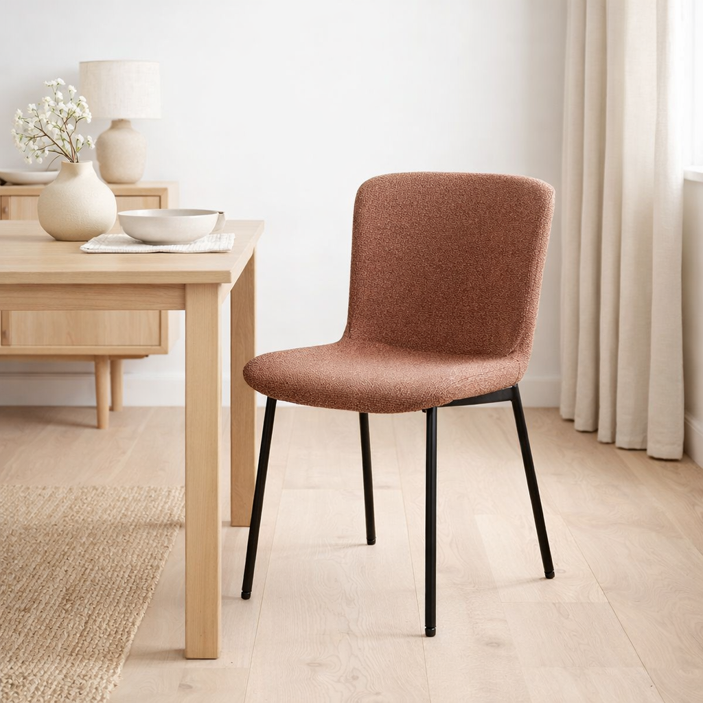 Chaise de salle à manger Maceda - Bouclé Rouille, Pieds Noirs - Lot de 2 en situation