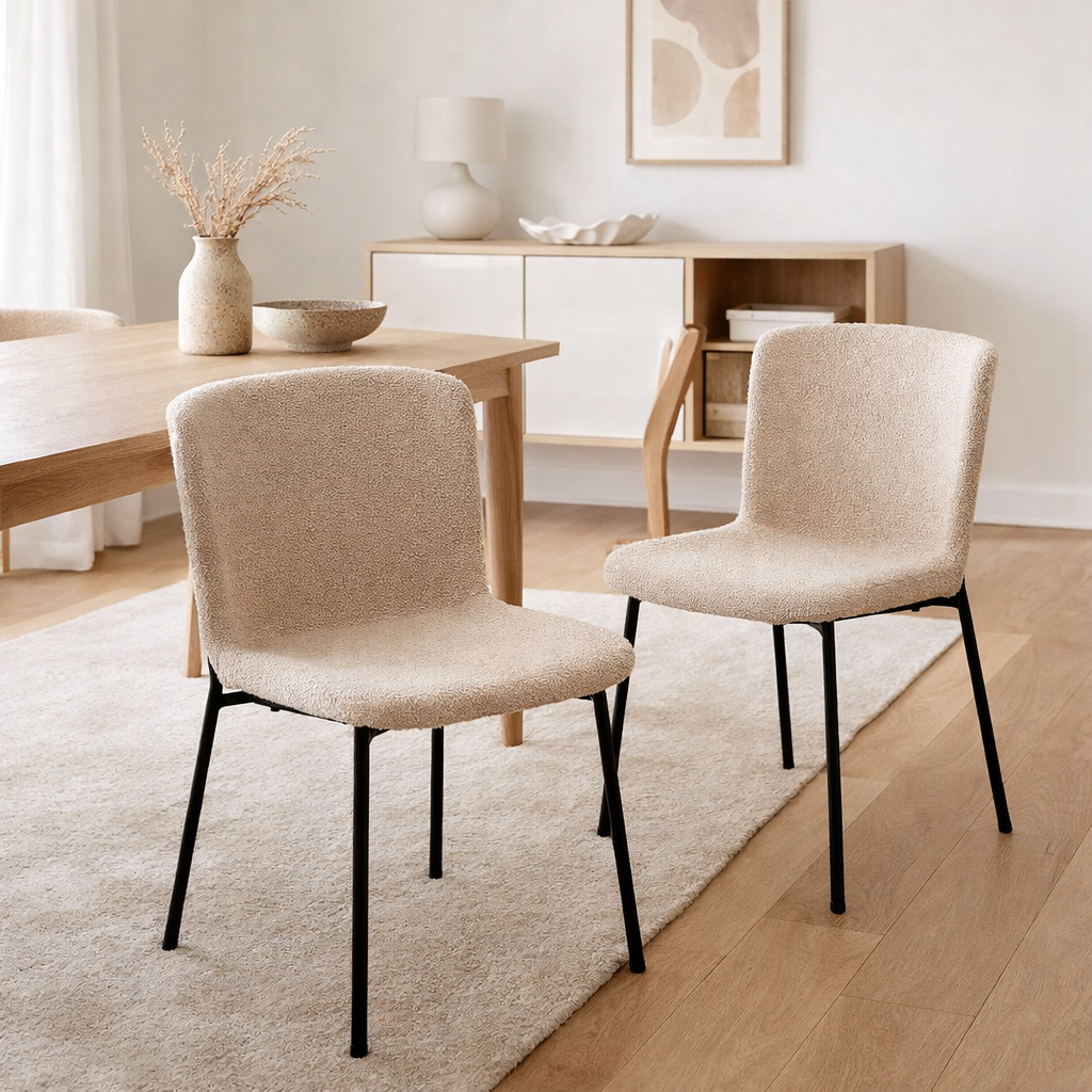 Chaise de Salle à Manger Maceda - Bouclé Beige, Pieds Noirs - Lot de 2 en situation
