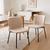 Chaise de Salle à Manger Maceda - Bouclé Beige, Pieds Noirs - Lot de 2 en situation