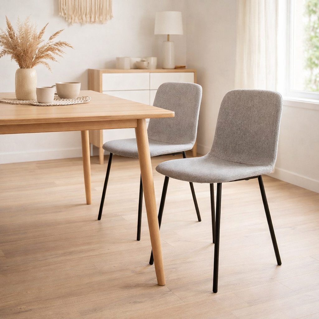 Chaise de salle à manger Halden – Gris clair, pieds noirs – Lot de 2 en situation