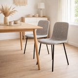 Chaise de salle à manger Halden – Gris clair, pieds noirs – Lot de 2 en situation