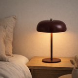 Lampe de table Margate, métal, rechargeable, bordeaux, ø16 cm en situation