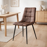 Chaise de salle à manger Middelfart – Marron, microfibre, pieds en métal noir – Lot de 2 en situation