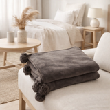 J-Line Plaid Pompom - Polyester - Donkertaupe - 170 x 130 cm en situation