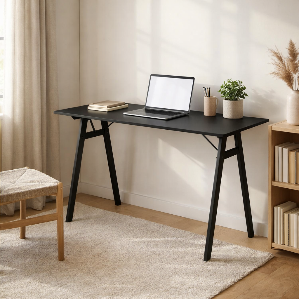 Bureau Vojens - Noir, MDF/Hévéa, 120x60x75 cm en situation