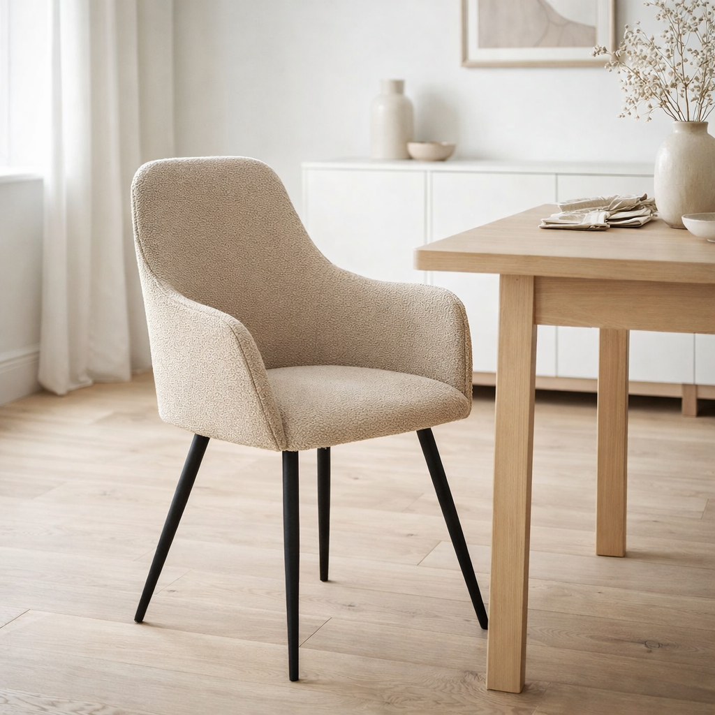Chaise de salle à manger Harbo - Bouclé beige, pieds noirs - Lot de 2 en situation