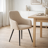 Chaise de salle à manger Harbo - Bouclé beige, pieds noirs - Lot de 2 en situation