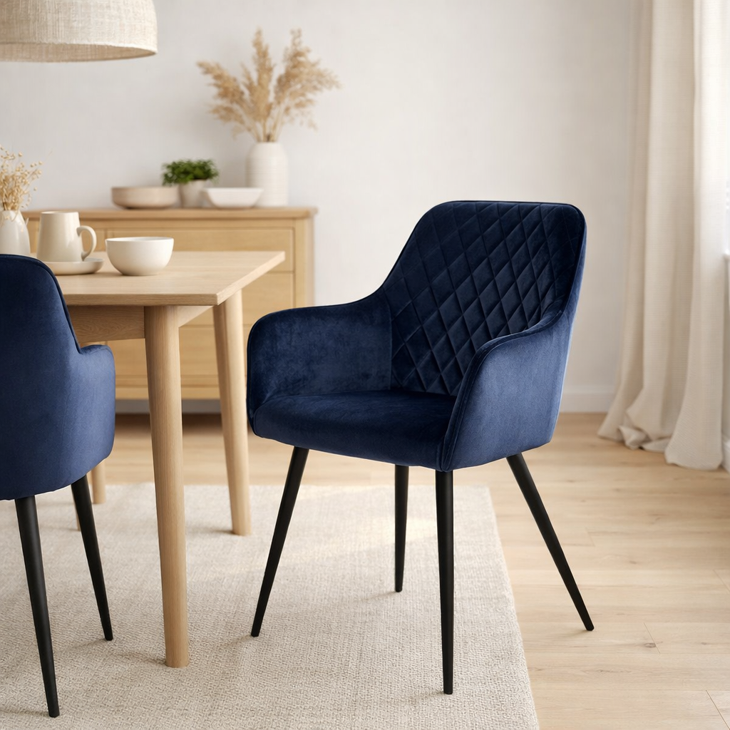 Chaise de salle à manger Harbo – Bleu, velours, pieds en métal noir – Lot de 2 en situation