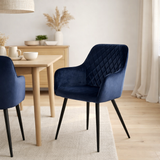 Chaise de salle à manger Harbo – Bleu, velours, pieds en métal noir – Lot de 2 en situation