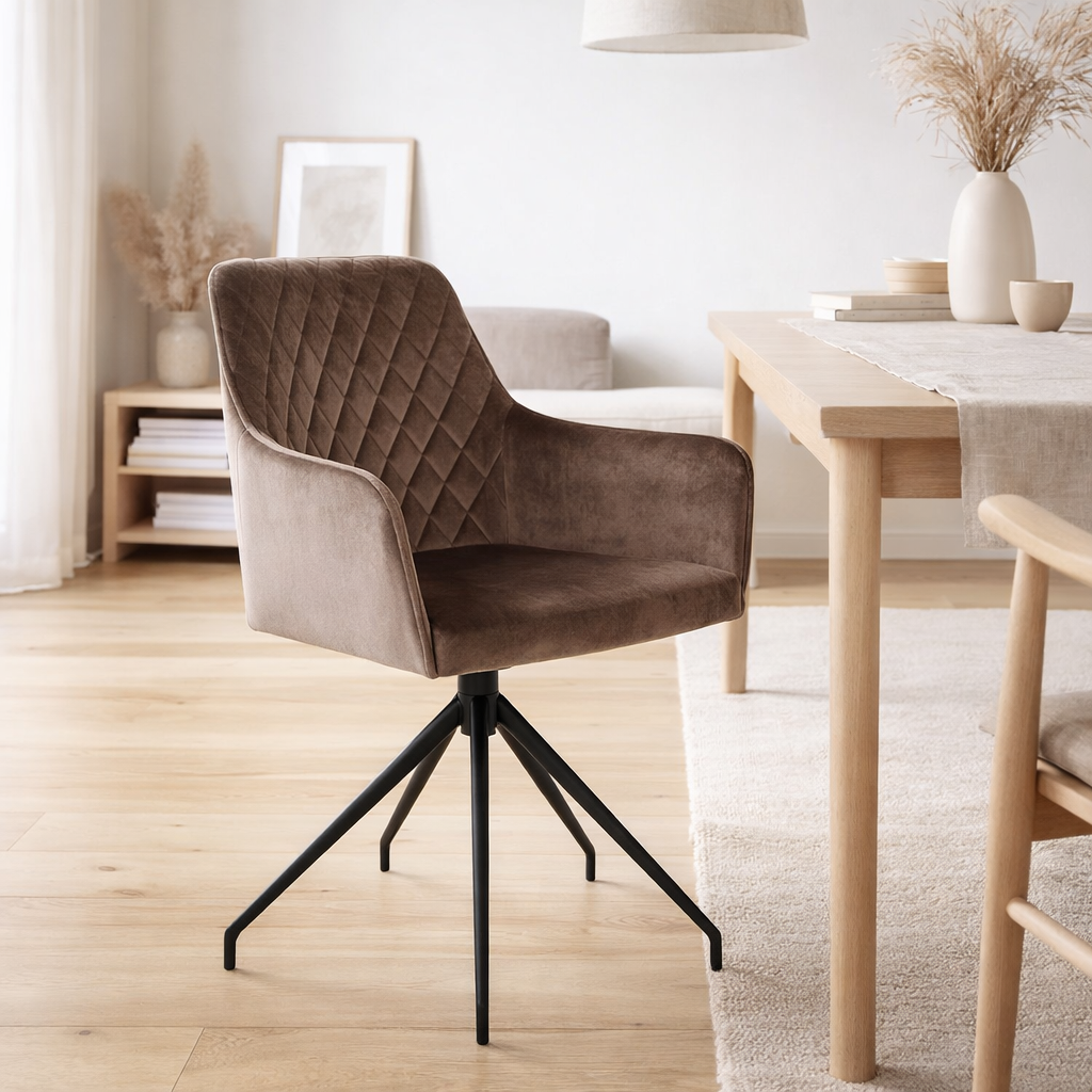 Chaise de salle à manger pivotante Harbo - Brun clair, velours, pieds en métal noir en situation