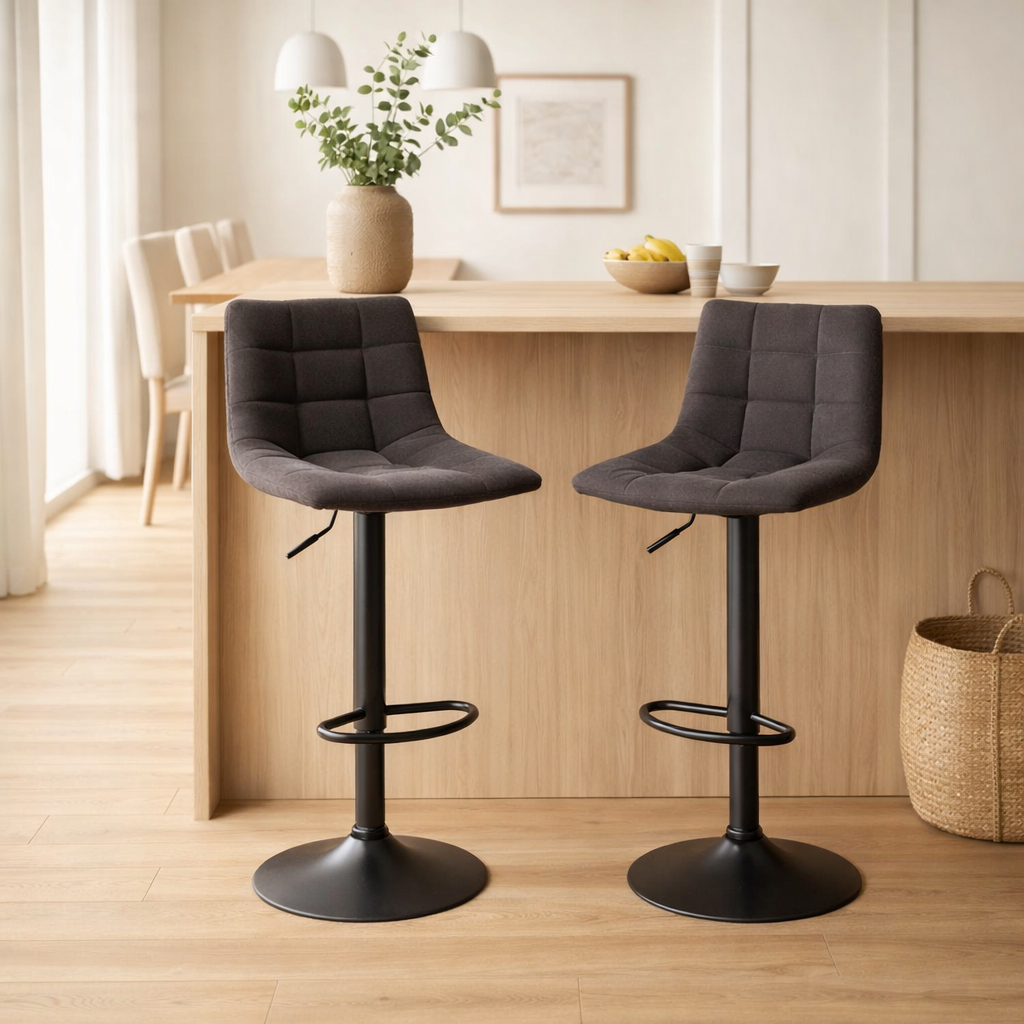Chaise de bar Middelfart - Gris foncé, Microfibre, Pieds en métal noir, 43x43x88/108cm - lot de 2 en situation