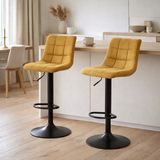 Chaise de bar Middelfart - Velours jaune moutarde avec pieds noirs - lot de 2 en situation