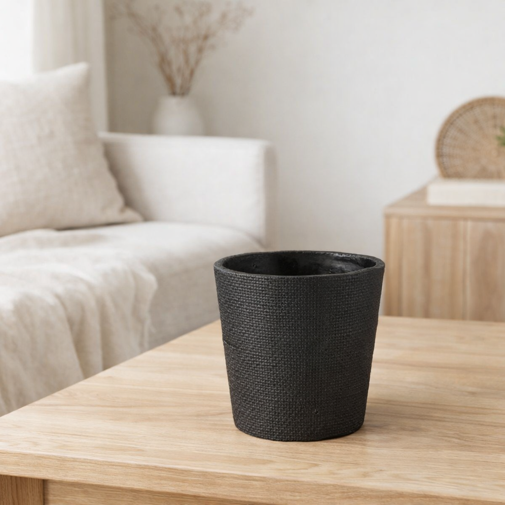 J -line Flowerpot Bar - Ciment - Black - Medium - Ø 16,5 cm en situation
