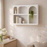 Étagère murale Bryne – Blanc, bois peint, 40 x 13 x 60 cm en situation