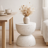 Bonita Table d'appoint, fibre d'argile, aspect terrazzo, ø40x45 cm en situation