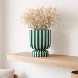 Vase rayé rétro moyen en situation