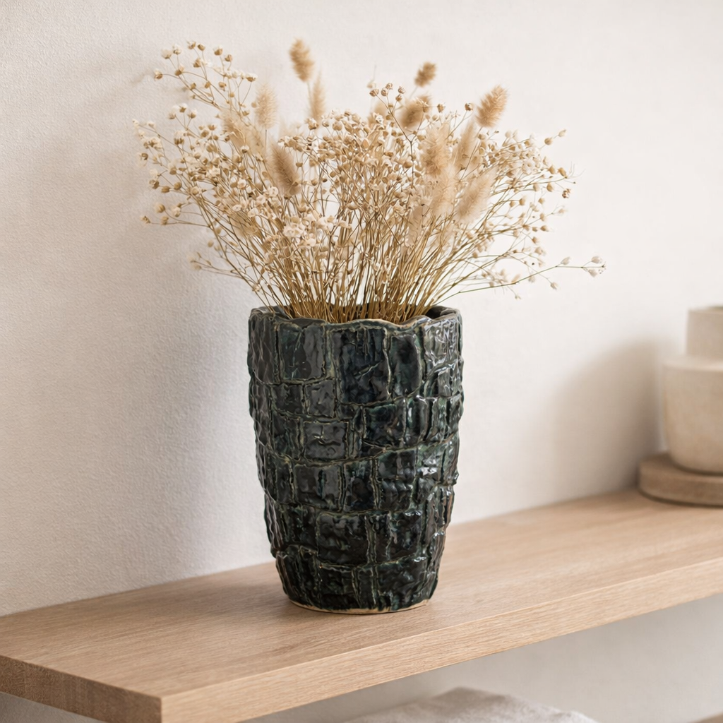J -line Vase Aoki - Céramique - Green à l'essence - Medium en situation