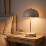 Lampe de table LED Holt – Sable, Métal, Rechargeable en situation