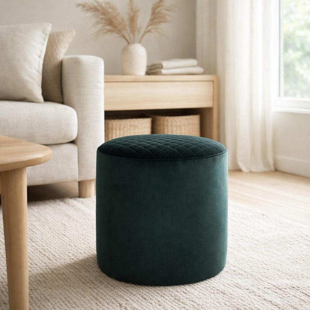 Pouf Ejby - Vert Foncé, Velours, Ø34x36cm en situation