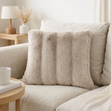 Coussin Galena - Coussin, fourrure artificielle, beige, 45x45 cm en situation