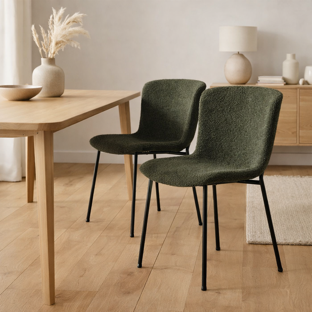 Chaise de Salle à Manger Maceda - Bouclé Vert Foncé, Pieds Noirs - Lot de 2 en situation