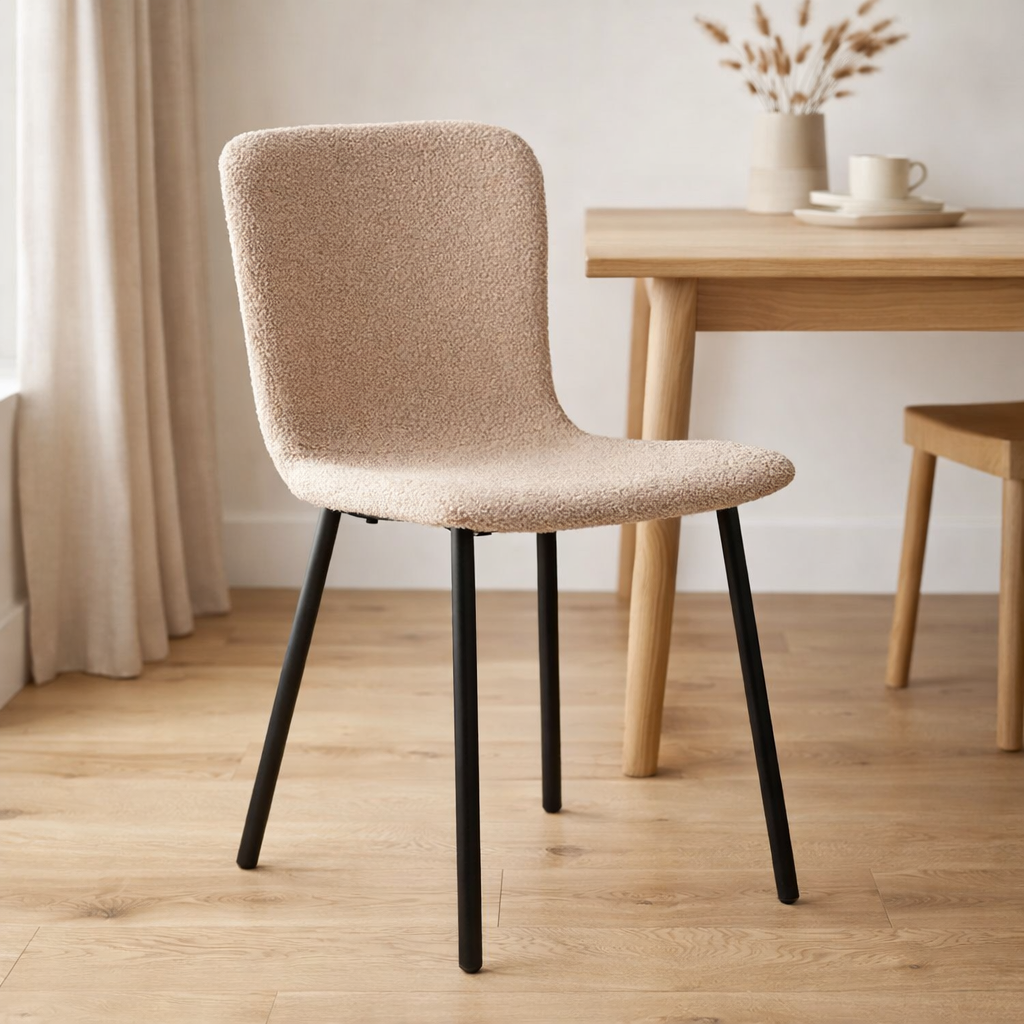 Halden Dining Chair - Chaise de salle à manger en bouclé, beige avec pieds noirs - Lot de 2 en situation