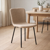 Halden Dining Chair - Chaise de salle à manger en bouclé, beige avec pieds noirs - Lot de 2 en situation