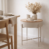 Sisco Side Table - Table d'appoint en acier thermolaqué beige-gris clair, Ø40x40 cm en situation