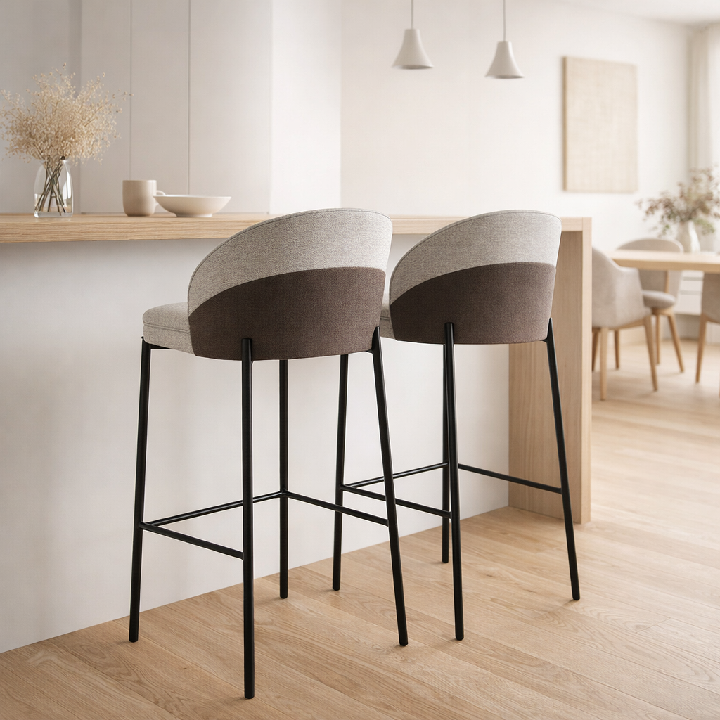 Chaise de bar Canelas - Gris clair/Marron foncé, MDF/Polyester/Acier - Lot de 2 en situation