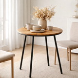 Cleveland Café Table - Table Café, plateau en teck, naturel, pieds noirs, ø70x74 cm en situation