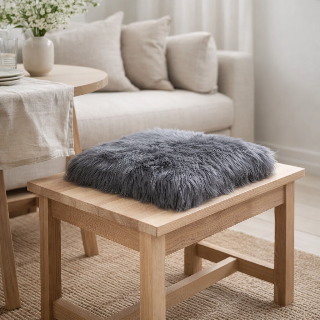 Assise en Peau d'Agneau Artificielle - Gris, Polyester, 40x40x6,5 cm en situation
