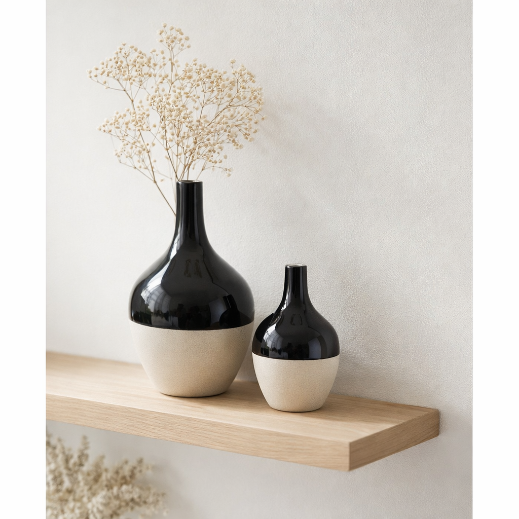 J -line Vase IVA - Porcelaine - noir / blanc - Small - Ø 11,5 cm en situation