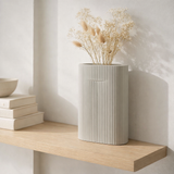 Vase - Vase en céramique, gris, 16,5x6,5x26 cm en situation