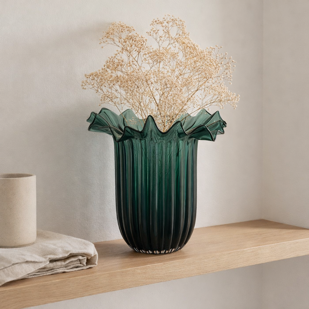 Vase, verre soufflé bouche, vert foncé, 25x30 cm en situation
