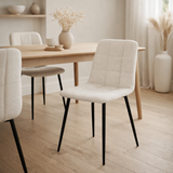 Chaise de salle à manger Middelfart - Blanc, Bouclé, pieds en métal noir - Lot de 2 en situation