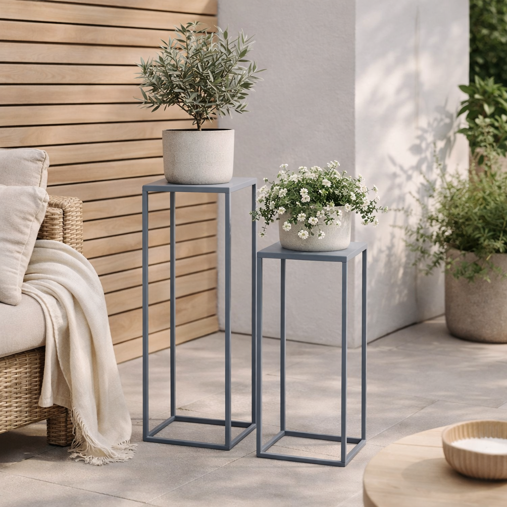 Beja Flower Stand - Jardinière, acier, gris froid, lot de 2 en situation