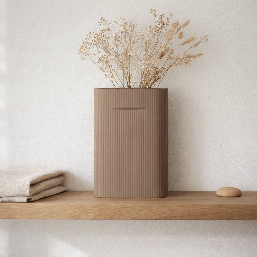 Vase - Vase en céramique, marron, 24x8,5x35,5 cm en situation