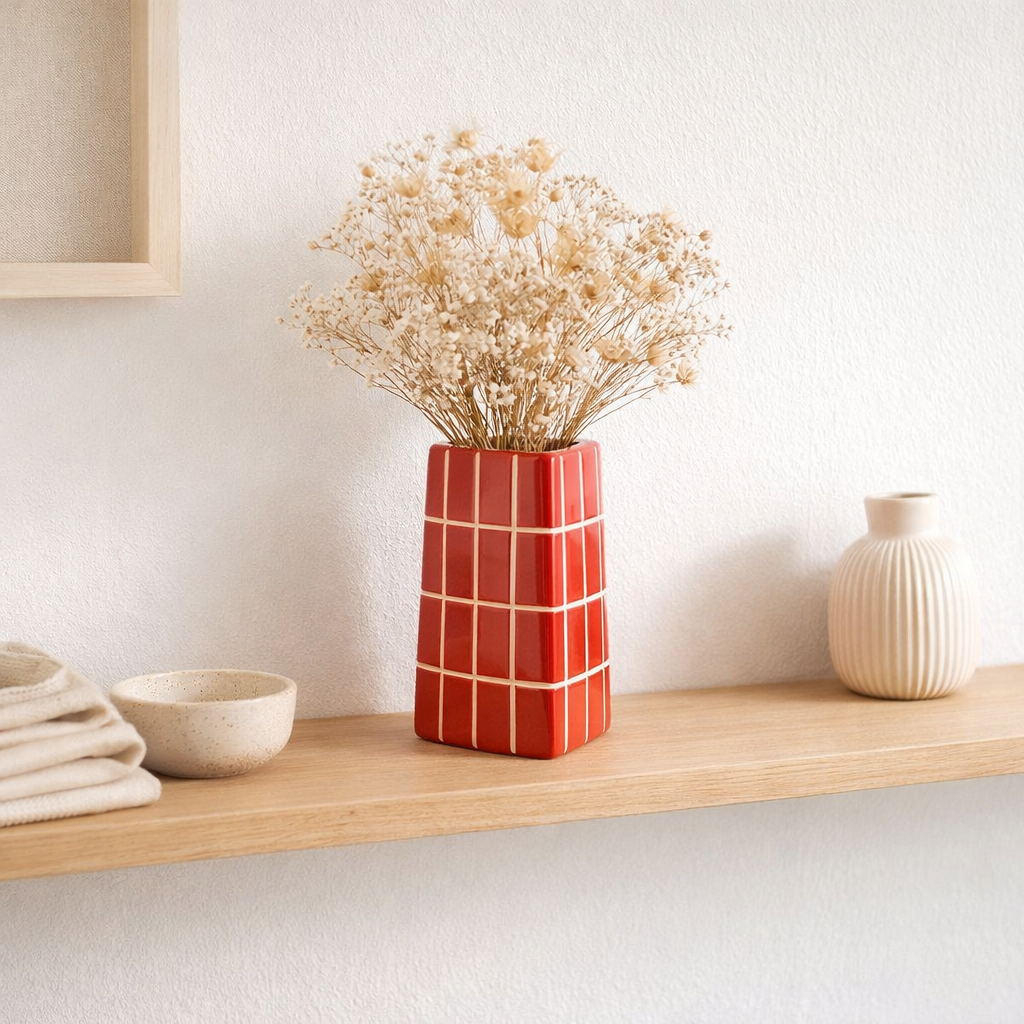 Vase Retro Tiles Triangular Medium en situation