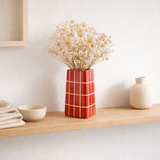 Vase Retro Tiles Triangular Medium en situation